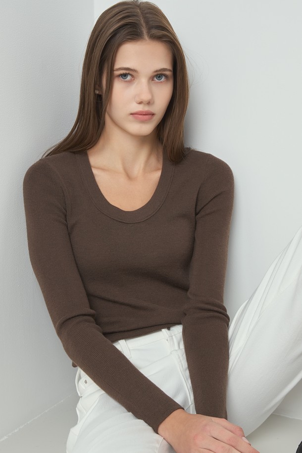 베이직 니트_브라운은 여성용 상의로, 봄, 가을, 겨울 모두 활용 가능한 긴 소매의 라운드넥 니트입니다. 얇은 두께의 부드러운 니트 소재로 제작되어 편안한 착용감을 선사하며, 슬림핏 디자인으로 여성스러운 실루엣을 연출합니다. 무지 디자인과 브라운 컬러는 베이직하면서도 미니멀한 스타일을 완성하여 출근룩, 모임룩 등 다양한 TPO에 활용하기 좋습니다. 미니멀, 클래식, 캐주얼 스타일을 즐겨 입는 분들께 추천하는 기본 아이템입니다.

