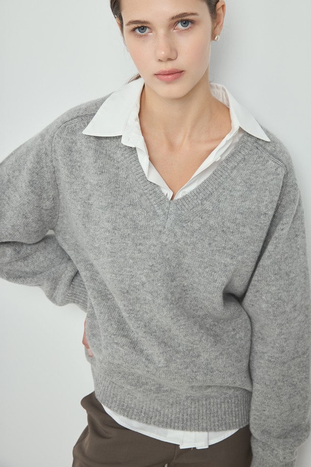 Essential Knit_Gray (에센셜 니트_그레이)는 여성용 상의로, 가을과 겨울에 착용하기 좋은 두꺼운 두께감의 브이넥 긴소매 니트입니다. 부드러운 촉감의 울과 아크릴 혼방 소재로 제작되어 편안한 착용감을 선사하며, 레귤러핏으로 베이직하고 미니멀한 스타일을 연출합니다. 출근룩과 모임룩, 그리고 클래식, 미니멀, 캐주얼 등 다양한 스타일과 TPO에 활용하기 좋은 데일리 웨어입니다. 톤 다운된 그레이 컬러와 무지 디자인으로 어떤 하의에도 쉽게 매치할 수 있습니다.
