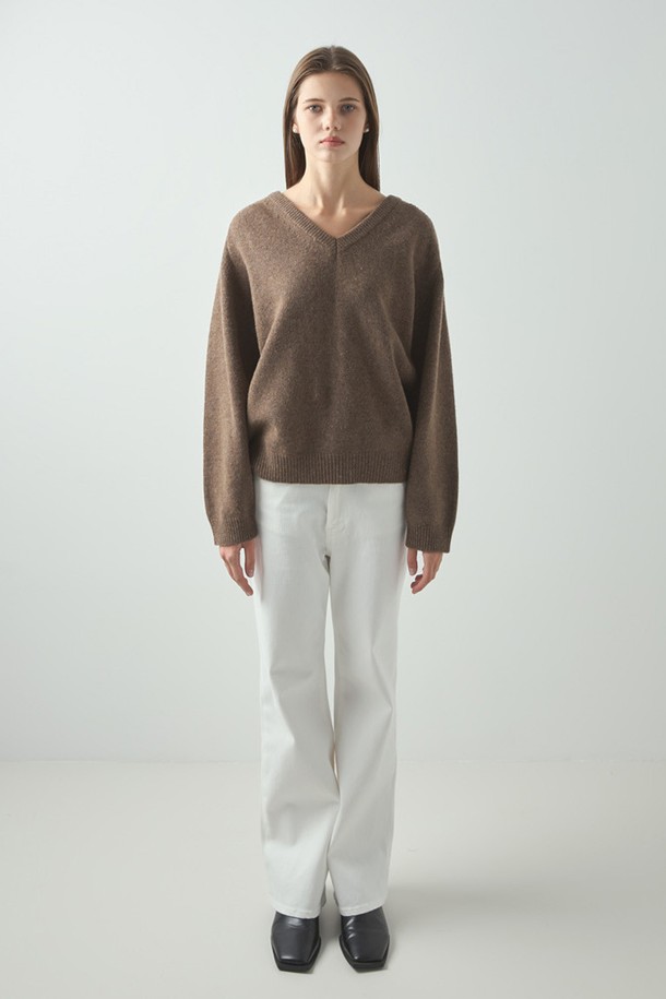 **Essential Knit_Brown (에센셜 니트_브라운)**은 여성 의류로, 가을과 겨울에 어울리는 브라운 컬러의 브이넥 크롭 니트 스웨터입니다. 울과 아크릴 혼방 소재로 제작되어 부드러운 촉감을 선사하며, 두꺼운 두께감으로 따뜻하게 착용할 수 있습니다. 베이직하고 미니멀한 스타일로, 데이트룩과 같은 TPO에 잘 어울립니다. 루즈핏의 긴소매 디자인으로 편안하면서도 세련된 느낌을 연출합니다. 무지 패턴으로 다양한 하의와 매치하기 용이하며, 미니멀, 클래식 스타일을 선호하는 분들께 추천합니다.
