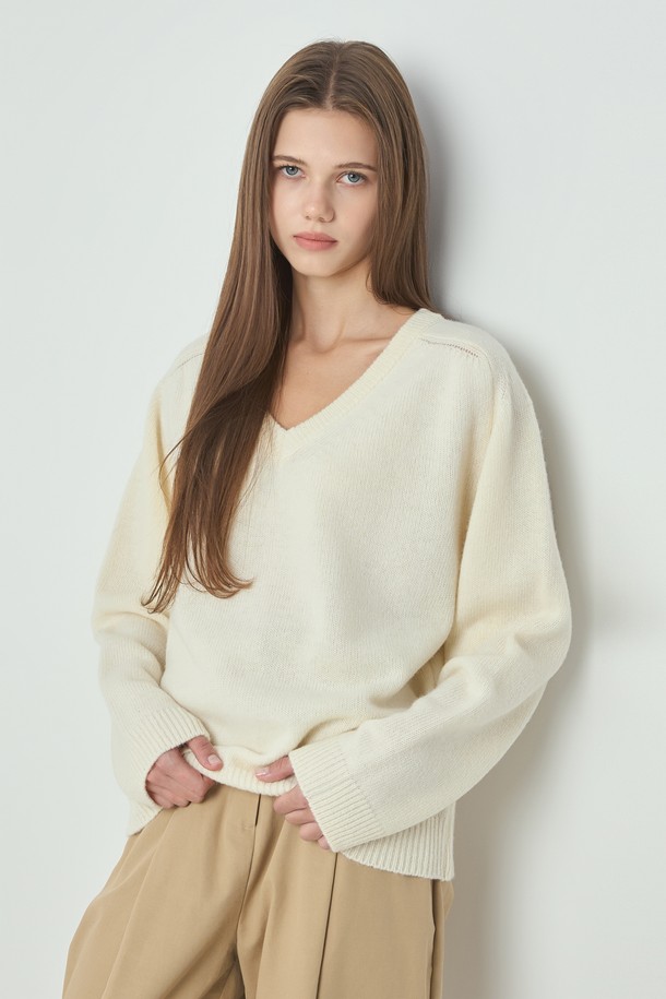 아이보리 컬러의 에센셜 니트입니다. 여성 의류로, 가을과 겨울에 따뜻하게 착용하기 좋은 두꺼운 두께감의 V넥 니트입니다. 울과 아크릴 혼방 소재로 부드러운 촉감을 선사하며, 베이직하고 미니멀한 스타일을 연출합니다. 루즈핏과 볼륨 소매 디자인으로 편안하면서도 세련된 느낌을 더했습니다. 무지 패턴의 긴소매 디자인으로 다양한 룩에 활용하기 좋습니다.
