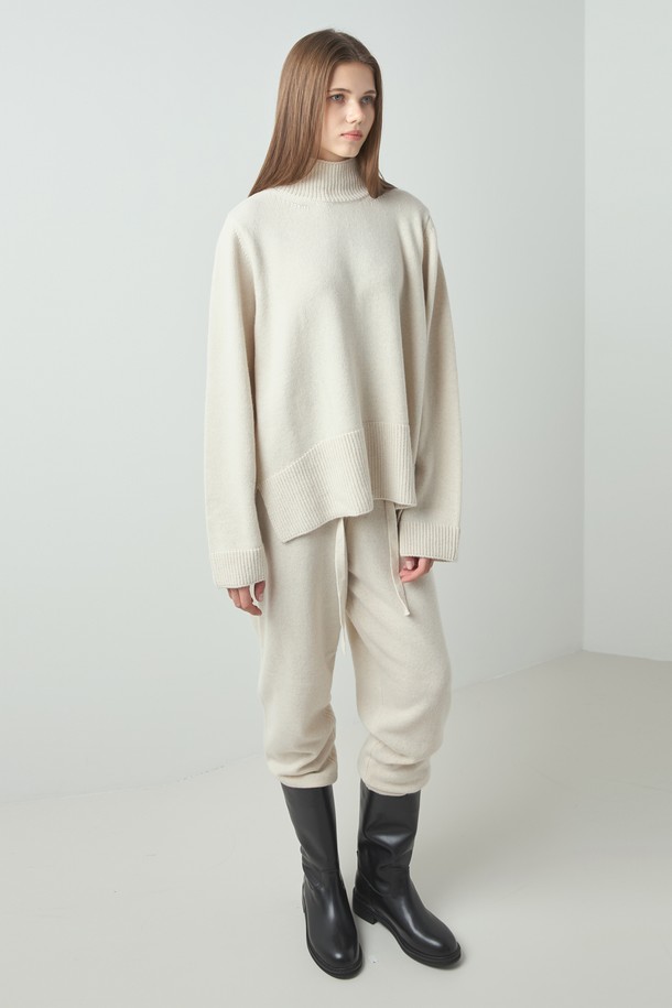 "루-니트 조거 팬츠_오트"는 여성들을 위한 미니멀하고 베이직한 스타일의 조거 팬츠입니다. 부드러운 니트 소재로 제작되어 가을과 겨울에 따뜻하게 착용할 수 있으며, 일상복으로 편안하게 즐길 수 있습니다. 허리 밴딩과 발목 시보리로 활동성을 높였으며, 루즈핏에 긴 기장으로 편안한 착용감을 선사합니다. 오트밀 컬러와 베이지 컬러로 출시되어 다양한 상의와 매치하기 용이하며 집콕룩, 산책룩 등TPO에 적합한 아이템입니다.
