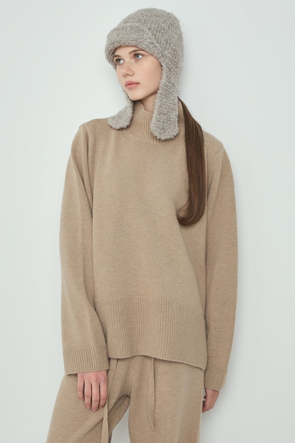 **Lu 터틀넥 니트_카멜**은 부드러운 울 소재로 제작되어 포근한 착용감을 선사하는 여성용 터틀넥 니트입니다. 가을과 겨울에 어울리는 두꺼운 두께감과 높은 보온성으로 추운 날씨에도 따뜻하게 입을 수 있습니다. 베이직하고 미니멀한 디자인으로, 출근룩과 모임룩 등 다양한 TPO에 활용 가능하며, 클래식, 미니멀, 캐주얼 스타일 모두 소화 가능한 아이템입니다. 루즈핏으로 편안함을 더하고, 카멜 컬러가 세련된 분위기를 연출합니다. 긴 소매 기장으로 따뜻함과 스타일을 동시에 잡았습니다.
