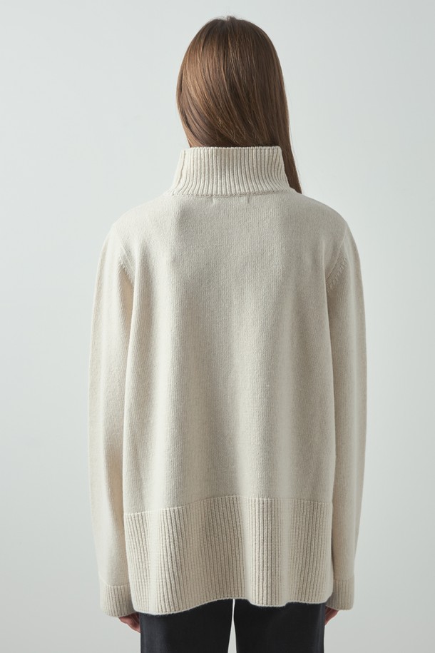 "Lu 터틀넥 니트_오트"는 여성스러운 무드를 연출하는 터틀넥 니트입니다. 부드러운 울 소재로 제작되어 가을과 겨울, 따뜻하고 포근하게 착용할 수 있습니다. 아이보리와 오트밀 컬러로 출시되어, 베이직하고 미니멀한 스타일을 연출하기 좋습니다. 레귤러 핏에 긴 소매 기장으로, 출근룩, 모임룩 등 다양한 TPO에 활용 가능합니다. 골지 디테일이 더해져 클래식하고 캐주얼한 스타일을 완성합니다.
