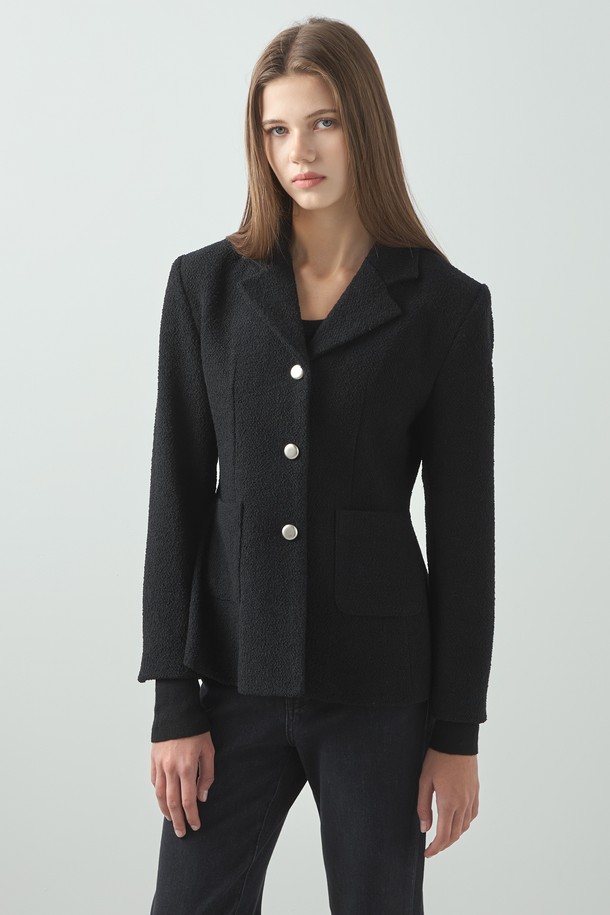 Poin 트위드 재킷_블랙은 여성스러운 무드를 연출하는 클래식하고 엘레강스한 스타일의 트위드 재킷입니다. 울 소재로 제작되어 두꺼운 두께감을 자랑하며, 뻣뻣한 촉감이 특징입니다. 레귤러 핏에 싱글 버튼 여밈 방식으로 간결함을 더했으며, 봄, 가을 시즌에 착용하기 좋습니다. 긴 소매 기장과 포켓 디테일이 돋보이는 테일러드 코트 타입으로 오피스룩, 모임룩, 하객룩 등 다양한 TPO에 활용할 수 있습니다. 미니멀하면서도 시크한 스타일을 연출하고 싶을 때 적합한 아이템입니다.
