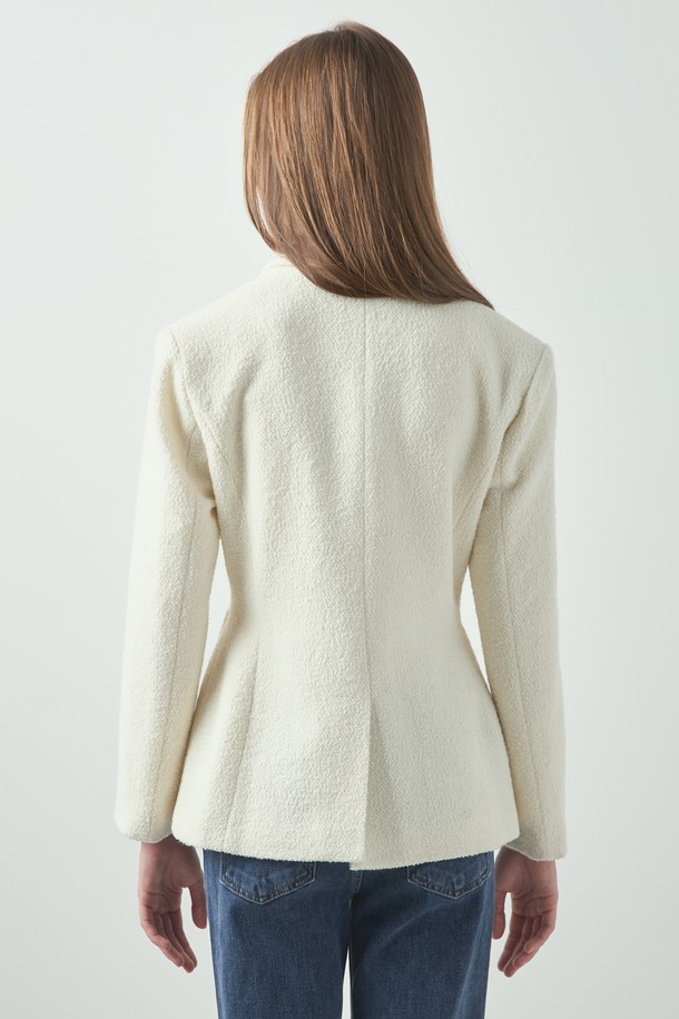 포인 트위드 재킷_아이보리, 여성스러운 매력을 더하는 클래식하고 미니멀한 디자인의 자켓입니다. 부드러운 촉감의 트위드 소재로 제작되어 봄, 가을 시즌에 적합하며, 중간 두께감으로 간절기에도 따뜻하게 착용할 수 있습니다. 크롭 기장에 레귤러핏으로 제작되어 다리가 길어 보이는 효과를 주며, 테일러드 코트 타입에 버튼 여밈 방식과 포켓 디테일이 더해져 실용성을 높였습니다. 오피스룩, 모임룩, 데이트룩 등 다양한 TPO에 시크하게 연출할 수 있습니다.
