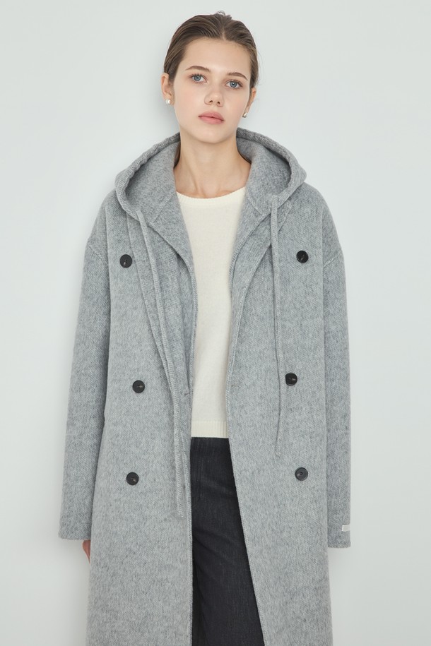 세련된 무드를 연출하는 투웨이 핸드메이드 코트_그레이입니다. 부드러운 촉감의 울 소재와 두꺼운 두께감으로 가을, 겨울 시즌 따뜻하게 착용할 수 있습니다. 미니멀하고 베이직한 디자인에 오버핏으로 제작되어 편안하면서도 시크한 스타일을 완성합니다. 더블 버튼 여밈 방식과 롱 기장, 긴 소매, 카라 디테일이 돋보이며, 출근룩, 오피스룩, 모임룩 등 다양한 TPO에 활용 가능합니다.
