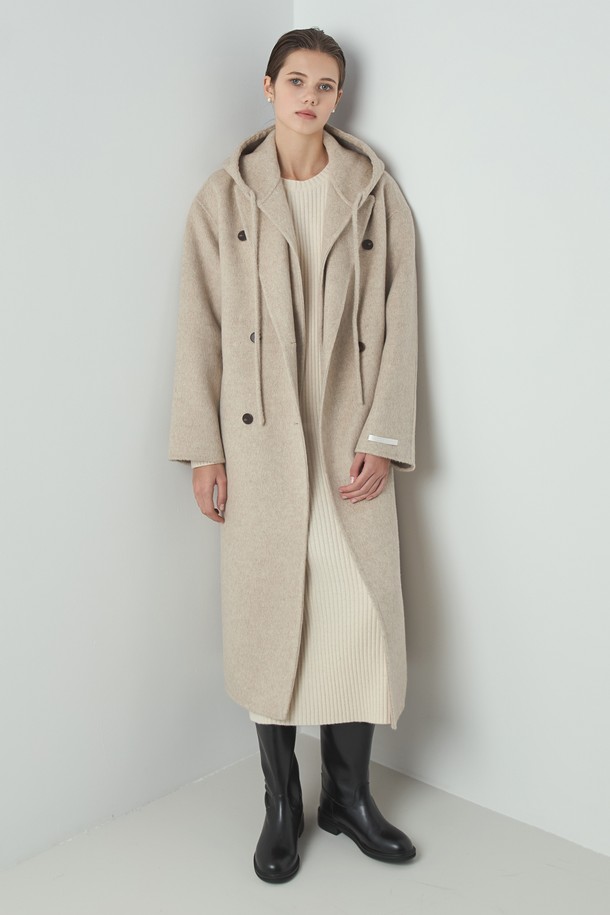 베이직한 디자인으로 데일리 하게 즐기기 좋은 투웨이 핸드메이드 코트입니다. 부드러운 촉감의 울 소재로 제작되어 가을, 겨울 시즌 따뜻하게 착용할 수 있습니다. 미니멀하고 클래식한 무드로 출근룩, 오피스룩, 모임룩 등 다양한 TPO에 활용 가능합니다. 롱 기장에 레귤러 핏으로 제작되었으며, 후드 디자인과 버튼 여밈으로 실용성을 더했습니다. 오트 베이지 컬러의 무지 디자인으로 어떤 옷에도 쉽게 매치할 수 있습니다.
