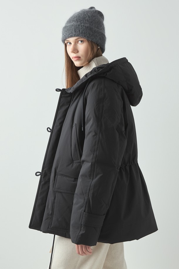 Goose 더블 패딩_블랙은 여성 겨울철 일상룩을 위한 패딩입니다. 미니멀하고 캐주얼한 스타일로, 무지 디자인에 오버핏 크롭 기장으로 제작되었습니다. 부드러운 촉감의 나일론 소재와 두꺼운 두께로 보온성을 높였으며, 후드, 덕다운, 포켓 등의 특징을 갖추고 있습니다. 집업 여밈 방식에 긴 소매로 편안하게 착용할 수 있으며, 안감은 패딩 처리되었습니다.
