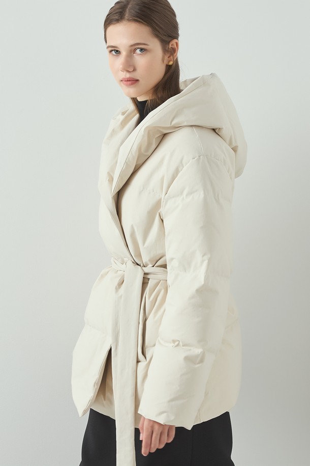 포근한 겨울을 위한 여성용 "클라우드 패딩_아이보리"입니다. 미니멀하고 캐주얼한 스타일로, 부드러운 촉감의 폴리에스테르 소재와 두꺼운 두께감으로 따뜻함을 선사합니다. 오버핏 디자인에 긴 소매, 후드, 벨트 디테일이 더해져 멋스러운 실루엣을 연출합니다. 허리 벨트로 다양한 스타일을 연출할 수 있으며, 안감은 패딩 처리되어 보온성을 높였습니다. 넉넉한 기장의 미디엄 기장 패딩으로, 겨울철 일상에서 편안하게 착용하기 좋습니다.
