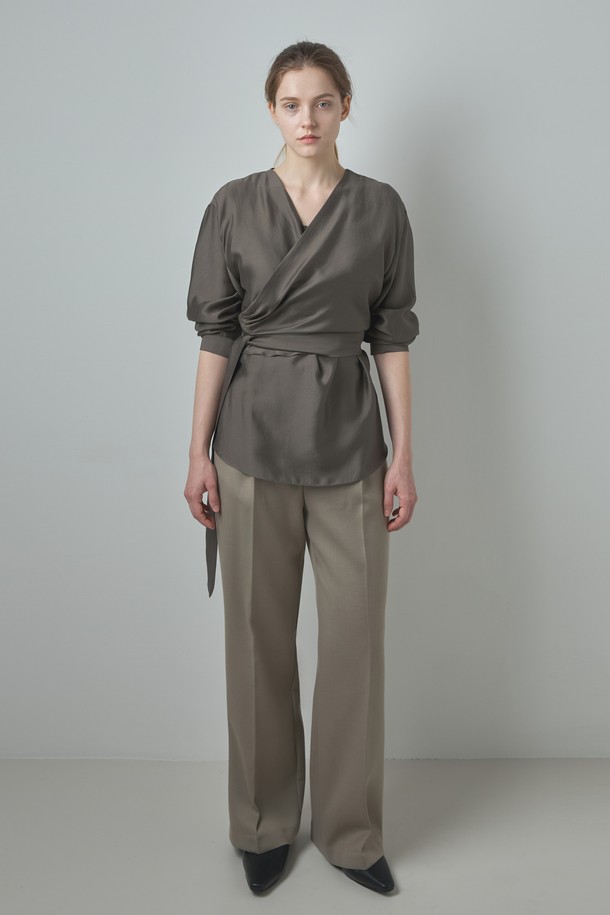세련된 무드의 Wrap Blouse_Brown(랩 블라우스_브라운)을 소개합니다. 부드러운 모달과 폴리에스테르 혼방 소재로 제작되어 편안한 착용감을 선사하며, 브이넥 디자인과 랩 스타일로 여성스러운 실루엣을 연출합니다. 베이직하면서도 미니멀한 디자인으로 데이트룩, 카페룩 등 다양한 TPO에 활용 가능하며, 램포인트 디테일이 돋보입니다. 가을, 봄 시즌에 어울리는 긴소매 블라우스로, 레귤러 핏으로 제작되었습니다. 아이보리, 브라운, 다크 그레이 세 가지 색상으로 만나보세요.
