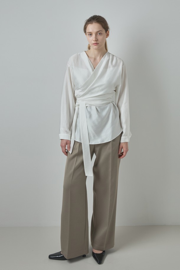 아이보리 컬러의 랩 블라우스는 여성스러운 매력을 더하는 아이템입니다. 부드러운 모달과 폴리에스테르 혼방 소재로 제작되어 은은한 광택감과 편안한 착용감을 선사합니다. 얇은 두께감과 반소매 디자인으로 봄, 여름 시즌에 시원하게 착용하기 좋습니다. 랩 디자인과 램 디테일이 더해져 우아하면서도 베이직한 스타일을 연출하며, 데이트룩, 오피스룩 등 다양한 TPO에 활용 가능합니다. 클래식, 미니멀, 로맨틱 스타일을 즐겨 입는 여성분들께 추천합니다.
