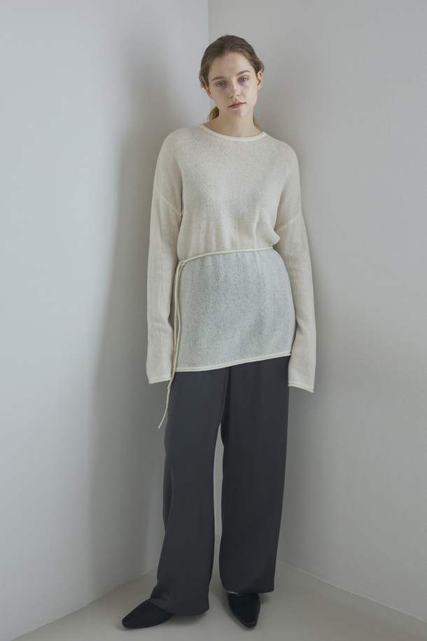 **실키 팬츠_다크 그레이**는 부드러운 촉감의 폴리에스테르 소재로 제작되어 편안한 착용감을 선사합니다. 얇은 두께감에 루즈핏 와이드 디자인으로, 봄, 여름, 가을 계절에 시원하고 스타일리시하게 연출할 수 있습니다. 다크 그레이 컬러의 무지 디자인으로 미니멀하고 베이직한 스타일을 연출하며, 니트웨어와 매치하기 좋습니다. 허리 밴딩으로 편안함을 더했으며, 데이트룩, 카페룩 등 다양한 TPO에 활용 가능합니다. 미니멀, 클래식, 캐주얼 스타일을 즐겨 입는 여성분들에게 추천합니다.
