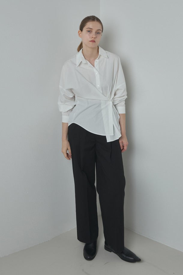 로우 셔츠_아이보리(Low Shirt_Ivory)는 부드러운 면 소재로 제작되어 편안한 착용감을 선사하는 여성 셔츠입니다. 차이나 칼라 디자인과 긴 소매, 루즈핏 또는 오버핏으로 출시되어 클래식하면서도 미니멀한 무드를 연출합니다. 얇은 두께감으로 봄, 여름, 가을 시즌에 활용하기 좋으며, 사이드 버튼 여밈 방식과 투웨이 스타일링이 가능한 것이 특징입니다. 데이트룩, 카페룩 등 다양한 TPO에 맞춰 스타일리시하게 연출할 수 있습니다. 아이보리 및 베이지 컬러로 출시되어 어떤 룩에도 자연스럽게 매치됩니다.
