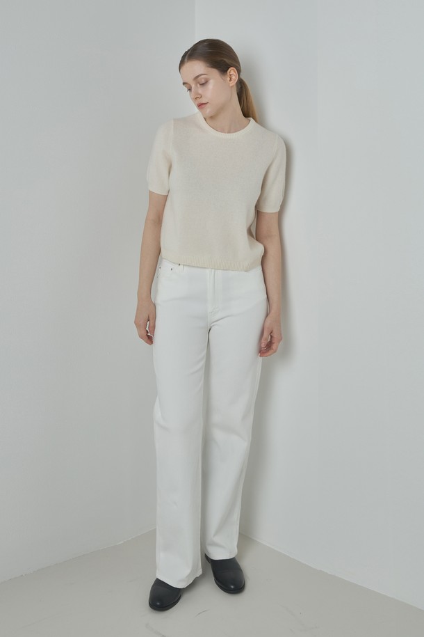 아이보리 컬러의 Soft Round Knit(소프트 라운드 니트)는 부드러운 촉감의 캐시미어 혼방 소재로 제작되어 포근함을 선사합니다. 넉넉한 두께감과 긴 소매 기장으로 가을, 겨울철 따뜻하게 착용 가능하며, 데일리룩, 집콕룩, 데이트룩 등 다양한 TPO에 활용하기 좋습니다. 베이직하고 미니멀한 디자인으로 어떤 스타일에도 자연스럽게 어울리며, 단독 또는 이너로 레이어드하여 활용할 수 있습니다. 라운드넥과 레귤러핏으로 편안한 착용감을 제공하며, 무지 디자인으로 심플함을 더했습니다.
