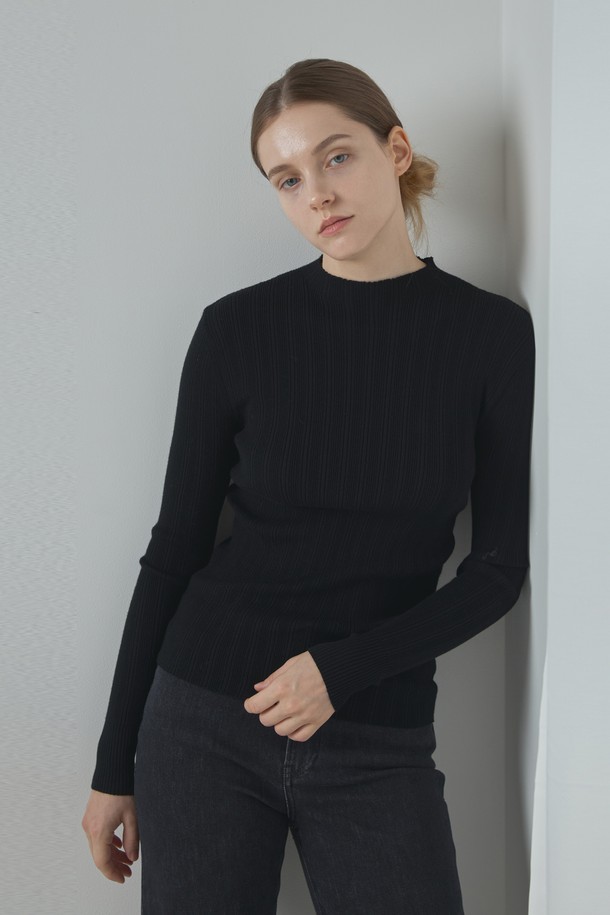 세련된 반 하이넥 디자인의 Half neck Knit_Black(하프 넥 니트_블랙)입니다. 슬림핏으로 여성스러운 실루엣을 연출하며, 부드러운 촉감의 VISCOSE(비스코스)와 POLY(폴리) 혼방 소재로 제작되었습니다. 블랙과 아이보리 두 가지 색상으로 출시되어, 다양한 스타일링에 활용하기 좋습니다. 골지 패턴과 긴 소매 디자인이 특징이며, 데이트룩, 카페룩, 겨울 데일리룩 등 폭넓은 TPO에 어울립니다. 클래식, 미니멀, 캐주얼 스타일을 즐겨 입는 분들께 추천합니다.
