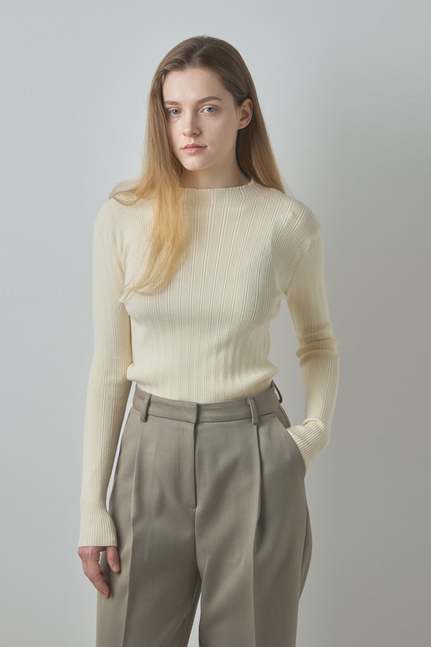 **Half neck Knit_아이보리**는 여성스러운 분위기를 연출하는 베이직 스타일의 하프넥 니트입니다. 부드러운 촉감과 신축성을 자랑하는 VISCOSE, POLY 혼방 소재로 제작되어 가을, 겨울 시즌에 착용하기 좋습니다. 슬림핏 디자인과 골지 패턴이 은은한 포인트를 더하며, 얇은 두께감으로 이너 또는 단독으로 활용하기 좋습니다. 데일리룩, 미니멀, 클래식, 캐주얼 스타일 모두 소화 가능한 활용도 높은 아이템입니다.
