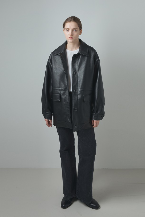 Cigarette 프리미엄 데님_블랙은 여성용 데님 팬츠입니다. 블랙과 인디고 두 가지 컬러로 출시되었으며, 사계절 내내 착용 가능한 긴 기장의 부츠컷 데님 팬츠입니다. 면, 폴리에스터, 라이크라 혼방 소재로 제작되어 부드러운 촉감과 우수한 신축성을 자랑하며, T400 폴리에스터 소재를 사용하여 내구성을 높였습니다. 베이직하고 캐주얼한 스타일로, 일상에서 편안하게 착용할 수 있는 레귤러핏 데님입니다.
