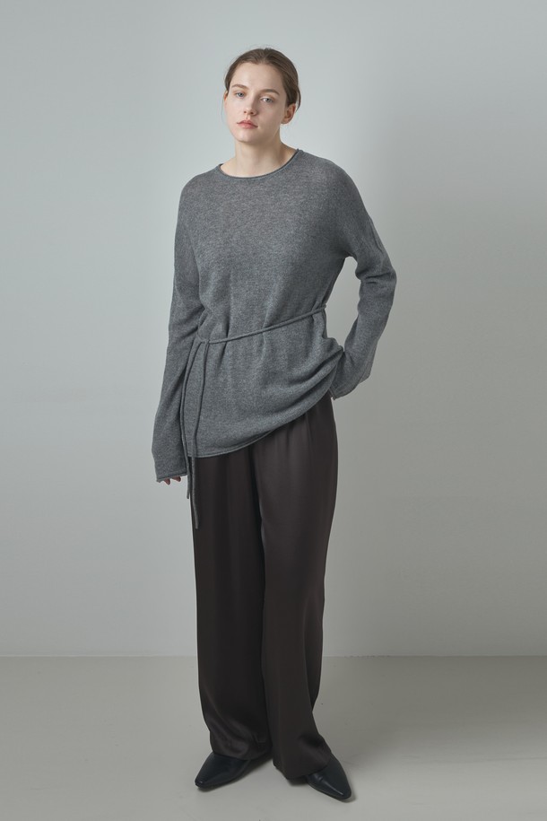 부드러운 캐시미어 소재의 "벨티드 라운드 캐시미어 니트_그레이"입니다. 미니멀하고 베이직한 스타일로, 가을과 겨울에 따뜻하게 착용하기 좋습니다. 라운드넥 디자인에 레귤러 핏으로 제작되었으며, 허리 부분의 벨트 디테일이 포인트입니다. 두께감 있는 소재로 포근함을 더하며, 긴 소매 기장으로 팔 전체를 감싸줍니다. 일상복으로 활용하기 좋은 그레이 컬러의 니트입니다.
