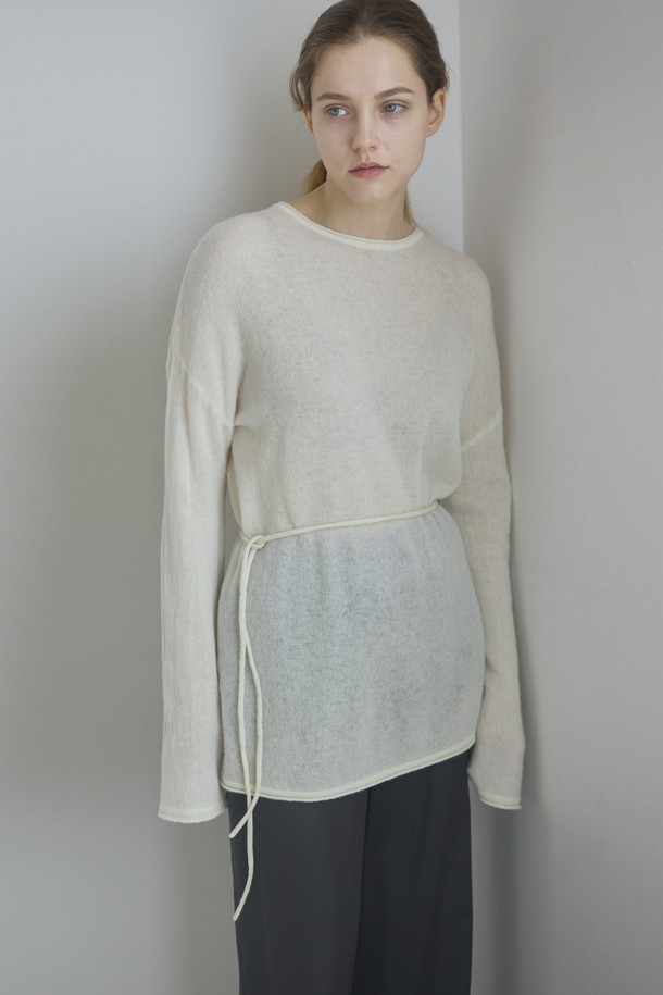 "Belted Round Knit_아이보리"는 부드러운 울과 캐시미어 혼방 소재의 라운드넥 니트/스웨터입니다. 허리 스트랩 디테일로 포인트를 주어 베이직하면서도 세련된 스타일을 연출합니다. 가을, 겨울 시즌 데일리룩, 카페룩, 모임룩 등 다양한 TPO에 활용하기 좋습니다.  루즈핏으로 편안한 착용감을 선사하며, 아이보리, 베이지, 그레이, 블랙 4가지 색상으로 만나보실 수 있습니다. 클래식, 미니멀, 캐주얼 스타일을 즐겨 입는 여성분들께 추천합니다.
