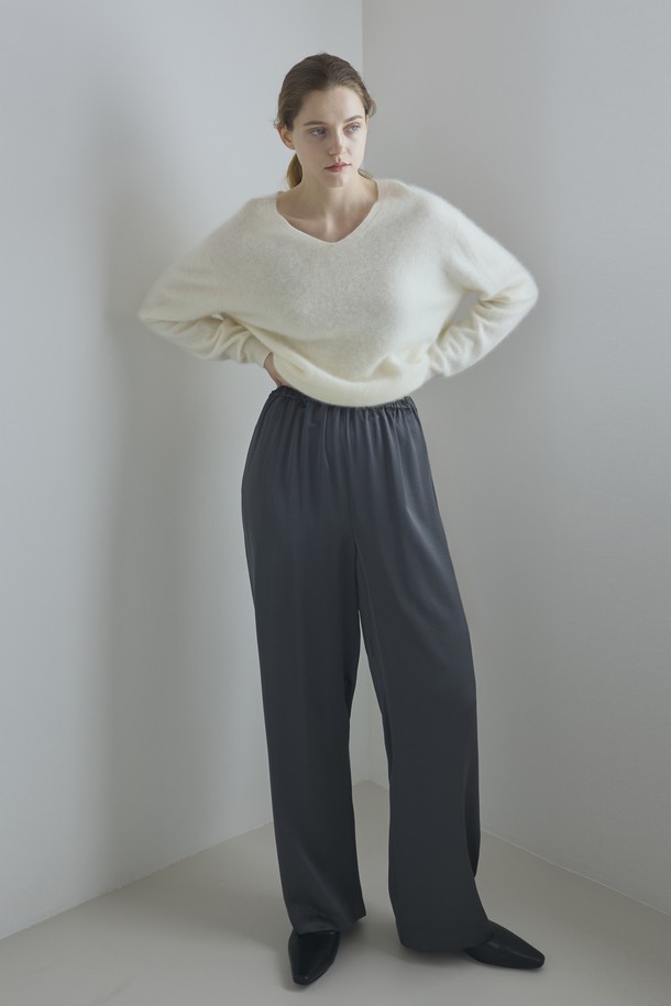 아이보리 컬러의 V 캐시미어 니트입니다. 부드러운 촉감의 캐시미어 소재로 제작되어 가을, 겨울 시즌에 따뜻하게 착용할 수 있습니다. 미니멀하고 베이직한 스타일로, 출근룩이나 모임룩 등 다양한 TPO에 활용하기 좋습니다. 넉넉한 루즈핏 실루엣과 브이넥 디자인이 특징이며, 긴 소매 기장으로 편안함을 더했습니다. 클래식한 무드를 연출하기에 좋은 아이템입니다.
