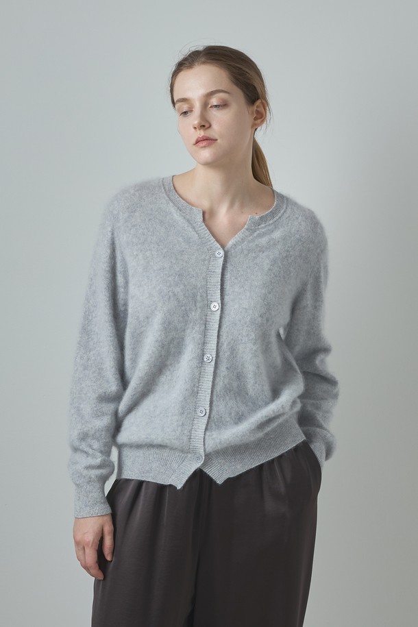 따뜻함과 부드러움을 선사하는 투웨이 캐시미어 가디건_그레이입니다. 베이직하고 미니멀한 디자인으로, 가을과 겨울에 활용하기 좋습니다. 부드러운 촉감의 레귤러핏 캐시미어 소재로 제작되었으며, V넥 디자인과 긴 소매 기장이 특징입니다. 버튼으로 여밈이 가능하며, 투웨이 착용으로 다양한 스타일을 연출할 수 있습니다. 출근룩, 오피스룩, 모임룩 등 TPO에 맞춰 클래식하고 미니멀하게 연출해보세요.
