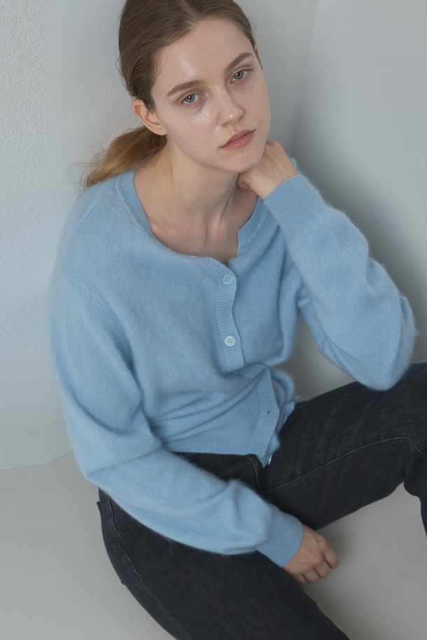 파우더 블루 색상의 Two way 캐시미어 가디건입니다. 부드러운 촉감의 캐시미어 소재로 제작되었으며, 라운드넥에 레귤러핏으로 편안하게 착용할 수 있습니다. 봄, 가을, 겨울 세 계절 모두 활용 가능하며, 미니멀하고 베이직한 스타일을 연출하기 좋습니다. 투웨이 스타일과 버튼다운 디자인으로 다양한 연출이 가능하며, 긴 소매와 두꺼운 두께감으로 따뜻함을 더했습니다.
