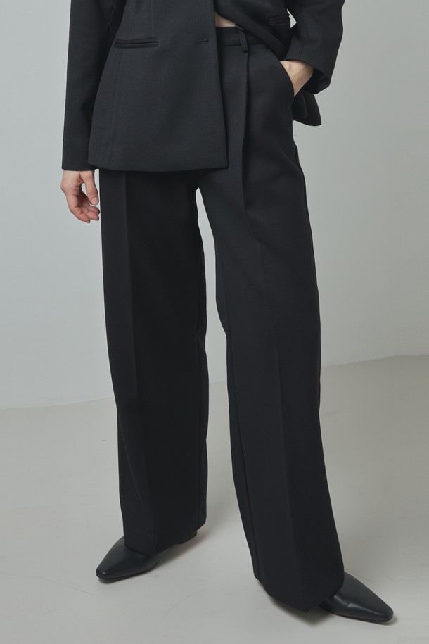 Formal Pants_Black은 미니멀하고 시크한 스타일의 포멀 팬츠입니다. 블랙 컬러에 슬림핏으로 떨어지는 긴 기장의 바지로, 오피스룩, 비즈니스 캐주얼, 출근룩 등 다양한 TPO에 활용하기 좋습니다. 부드러운 촉감의 폴리에스터, 레이온, 텐셀, 울 혼방 소재로 제작되어 사계절 내내 편안하게 착용할 수 있습니다. 엘롱게이티드 실루엣으로 세련된 핏을 연출하며, 무지 디자인으로 어떤 상의에도 잘 어울립니다.
