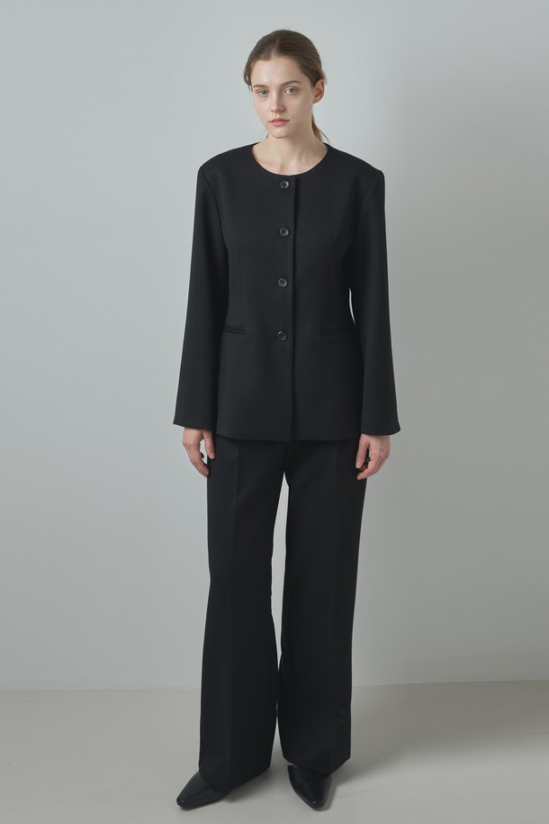 포멀 라인 재킷_블랙은 여성용 자켓으로, 미니멀하고 클래식한 스타일을 추구하는 분들을 위한 제품입니다. 울, 폴리에스테르, 레이온, 텐셀 등 다양한 소재를 혼방하여 부드러운 촉감과 중간 두께감으로 봄, 가을에 적합합니다. 라운드넥 디자인에 웨이스트 라인 실루엣으로 세련된 핏을 연출하며, 레귤러핏과 버튼 여밈 방식으로 편안함을 더했습니다. 오피스룩, 출근룩, 모임룩 등 다양한 TPO에 활용 가능하며, 시크한 매력을 뽐낼 수 있습니다. 긴 소매 크롭 기장의 블랙 자켓으로, 어떤 옷에도 쉽게 매치하여 스타일리시함을 완성해보세요.
