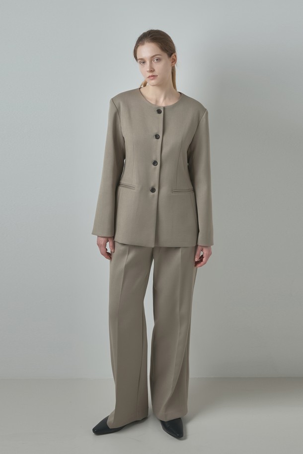 포멀 라인 재킷_베이지는 여성용 자켓으로, 미니멀하고 클래식한 스타일을 추구하는 분들을 위한 제품입니다. 봄, 가을 계절에 적합하며, 부드러운 촉감과 중간 두께감으로 편안하게 착용할 수 있습니다. 크롭 기장의 레귤러핏으로, 무지 패턴과 버튼 여밈 방식을 갖춘 포멀 재킷입니다. 오피스룩, 출근룩, 모임룩 등 다양한 TPO에 활용 가능하며, 폴리에스테르, 레이온, 텐셀, 울 등의 혼용 소재로 제작되었습니다. 클린한 실루엣과 미니멀한 디자인이 특징인 긴소매 자켓입니다.
