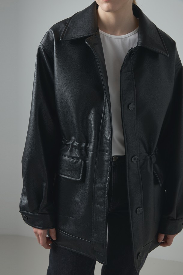 블랙 컬러의 여성용 레더 재킷입니다. 봄, 가을에 착용하기 좋은 얇은 두께의 크롭 기장으로, 캐주얼, 베이직한 스타일을 연출할 수 있습니다. 부드러운 폴리우레탄 소재로 제작되었으며, 긴 소매와 버튼 여밈 방식, 포켓 디테일이 특징입니다. 데이트룩, 쇼핑룩에 매치하여 캐주얼, 미니멀, 클래식한 스타일을 완성해보세요. 루즈핏으로 편안하게 착용 가능합니다.
