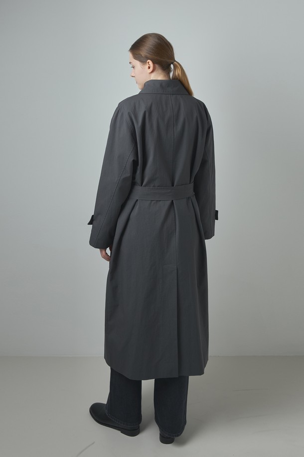 **에센셜 트렌치_다크 그레이**는 여성스러운 실루엣을 연출하는 롱 기장의 오버핏 트렌치코트입니다. 면과 폴리에스테르 혼방 소재로 제작되어 편안한 착용감을 선사하며, 봄, 가을 시즌에 적합합니다. 다크 그레이 컬러와 무지 디자인이 어우러져 클래식하고 세련된 스타일을 완성합니다. 버튼 여밈 방식으로 간편하게 착용 가능하며, 긴 소매 기장으로 다양한 스타일링에 활용할 수 있습니다. 출근룩, 오피스룩, 모임룩 등 TPO에 구애받지 않고 미니멀하고 시크한 스타일을 연출해보세요.
