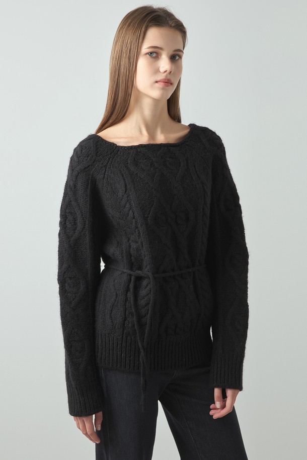 알파카 케이블 니트_블랙은 여성스러운 실루엣을 연출하는 겨울용 니트 스웨터입니다. 울, 알파카, 아크릴, 나일론 혼방 소재로 제작되어 부드러운 촉감을 선사하며, 두꺼운 두께감으로 따뜻하게 착용할 수 있습니다. 베이직한 스타일의 라운드넥 디자인에, 래글런 소매와 케이블 패턴이 돋보이는 레귤러핏 긴소매 니트입니다. FREE 사이즈로 제작되어 편안하게 착용 가능하며, 클래식, 미니멀, 걸리시 스타일을 즐겨 입는 분들께 추천합니다.
