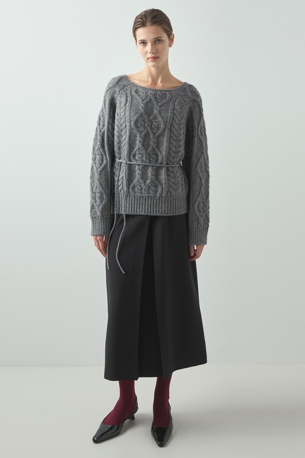 알파카 케이블 니트_그레이는 여성 의류 상의, 니트/스웨터 카테고리에 속하는 제품입니다. 가을과 겨울에 어울리는 두꺼운 두께감의 긴소매 라운드넥 스타일로, 베이직하고 캐주얼한 무드를 연출합니다. 울 소재와 알파카 소재 혼방으로 제작되어 부드러운 촉감을 선사하며, 레귤러핏으로 편안하게 착용 가능합니다. 출근룩과 모임룩은 물론 캐주얼, 클래식, 미니멀 스타일 모두 소화 가능한 활용도 높은 아이템입니다. 케이블 패턴이 돋보이는 디자인으로, 데일리룩에 포인트가 되어줍니다.
