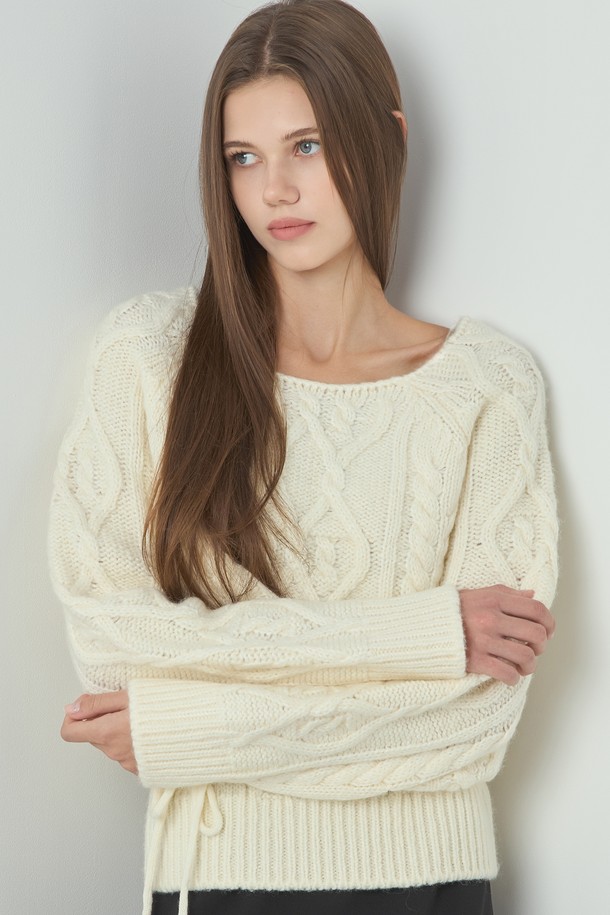 아이보리 컬러의 Alpaca Cable Knit(알파카 케이블 니트)는 여성용 니트/스웨터입니다. 울 소재로 제작되어 부드러운 촉감을 선사하며, 가을과 겨울에 따뜻하게 착용할 수 있습니다. 레귤러 핏과 라운드넥 디자인으로 베이직하고 클래식한 분위기를 연출하며, 케이블 니트 패턴과 리브 디테일이 특징입니다. 출근룩, 모임룩, 데이트룩 등 다양한 TPO에 활용 가능하며, 클래식, 미니멀, 캐주얼 스타일을 즐겨 입는 분들께 추천합니다. 두꺼운 두께감으로 포근함을 더했습니다.
