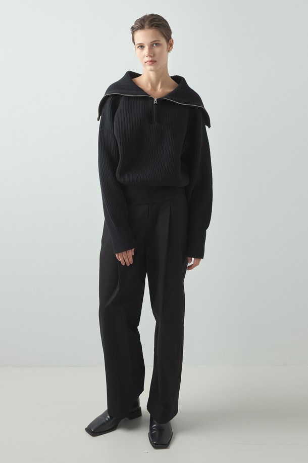 울 데이 니트_블랙은 여성용 상의 니트/스웨터입니다. 가을, 겨울 시즌에 어울리는 두꺼운 두께감의 하이넥 디자인 터틀넥으로, 래글런 소매와 하프 집업 디자인이 특징입니다. 블랙, 버터, 모카 세 가지 색상으로 출시되었으며, 레귤러핏과 긴소매 기장으로 베이직하면서도 미니멀한 스타일을 연출합니다. 울, 나일론, 폴리에스테르 혼방 소재로 제작되어 부드러운 촉감을 선사하며, 일상복으로 활용하기 좋습니다.
