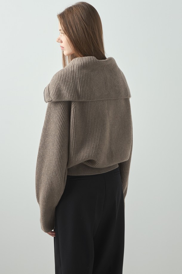 모카 컬러의 울 데이 니트(Wool Day Knit)입니다. 여성 의류로, 가을과 겨울에 입기 좋은 두꺼운 두께감의 하프넥 집업 니트/스웨터입니다. 베이직하고 캐주얼한 스타일로, 골지 패턴과 긴 소매, 오버핏 디자인이 특징입니다. 부드러운 촉감과 칼라 디테일이 돋보이며, 데이트룩과 모임룩, 캐주얼, 클래식, 미니멀 스타일 연출에 적합합니다.
