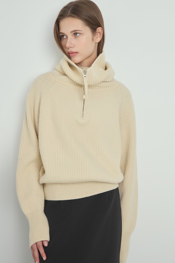 울 데이 니트_버터는 부드러운 촉감의 울 소재로 제작되어 가을, 겨울 시즌에 따뜻하게 착용하기 좋은 여성용 니트입니다. 베이직하고 클래식한 스타일로, 하프넥 디자인과 긴 소매 기장이 특징이며, 레귤러 핏으로 편안하게 착용할 수 있습니다. 버터, 아이보리 두 가지 색상으로 출시되었으며, 골지 패턴과 칼라 및 립 디테일이 돋보입니다. 출근룩 또는 데일리룩으로 활용하기 좋으며, 미니멀한 스타일을 선호하는 분들께 추천합니다.
