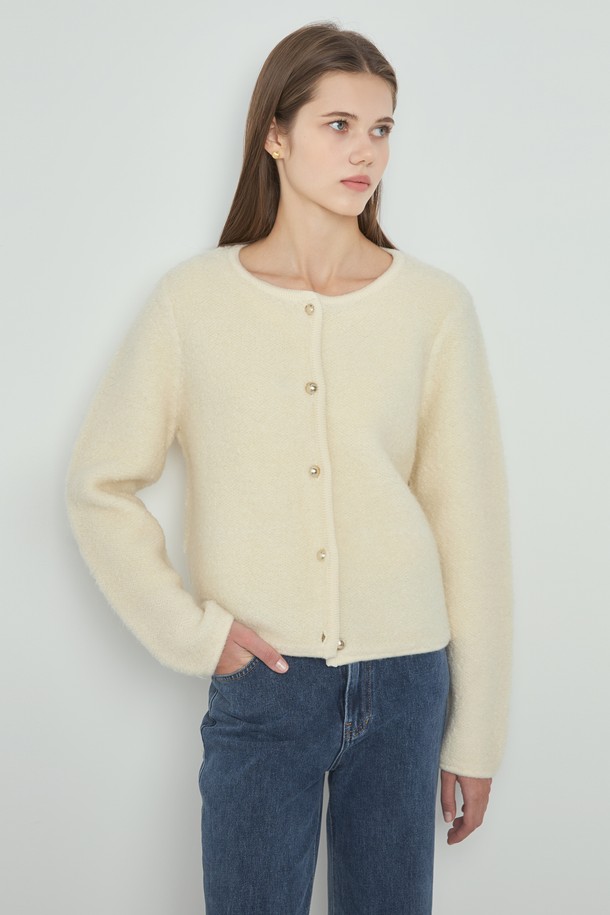 아이보리 컬러의 트위드 카디건입니다. 여성 의류로, 가을과 겨울에 어울리는 두꺼운 두께감의 긴소매 니트 카디건입니다. 라운드넥 디자인에 레귤러핏으로 제작되었으며, 베이직하고 클래식한 스타일을 연출합니다. 부드러운 촉감의 트위드 소재로 제작되어 오피스룩, 모임룩, 데이트룩 등 다양한 TPO에 활용 가능합니다. 버튼 여밈 방식의 무지 패턴으로 미니멀한 디자인을 선호하는 분들께 추천합니다.
