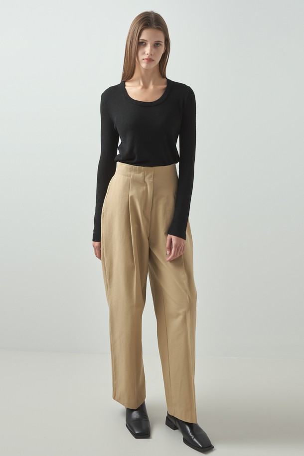 베이직 니트_블랙은 여성스러운 스타일을 연출하는 데 적합한 상의입니다. 부드러운 울 소재로 제작되어 봄, 가을, 겨울 세 계절 모두 활용 가능하며, 레귤러 핏과 라운드넥 디자인으로 편안한 착용감을 선사합니다. 무지 패턴의 블랙 컬러는 어떤 옷에도 잘 어울려 이너웨어로도 활용도가 높습니다. 오피스룩, 출근룩, 모임룩 등 다양한 TPO에 클래식, 미니멀, 시크한 스타일을 더해 세련된 룩을 완성해보세요. 정교한 넥라인 디테일과 긴 소매 기장이 특징인 레귤러핏 니트입니다.
