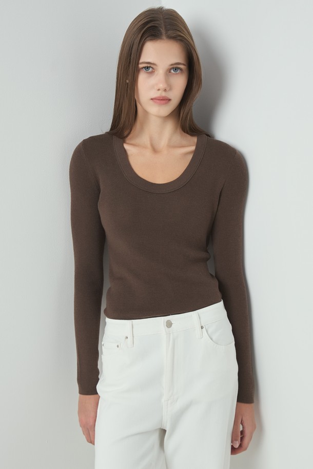 베이직 니트_브라운은 여성용 상의로, 봄, 가을, 겨울 모두 활용 가능한 긴 소매의 라운드넥 니트입니다. 얇은 두께의 부드러운 니트 소재로 제작되어 편안한 착용감을 선사하며, 슬림핏 디자인으로 여성스러운 실루엣을 연출합니다. 무지 디자인과 브라운 컬러는 베이직하면서도 미니멀한 스타일을 완성하여 출근룩, 모임룩 등 다양한 TPO에 활용하기 좋습니다. 미니멀, 클래식, 캐주얼 스타일을 즐겨 입는 분들께 추천하는 기본 아이템입니다.
