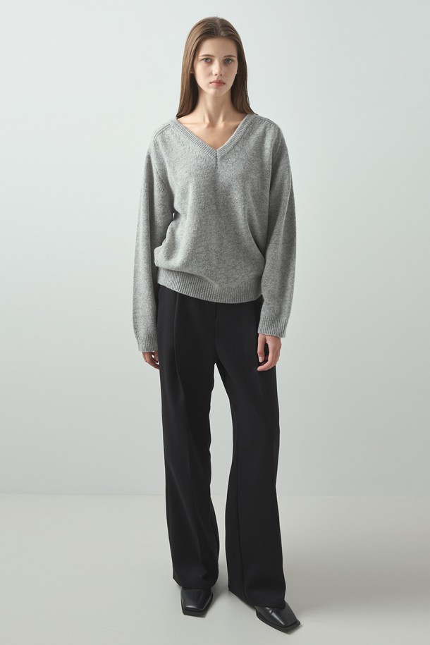 Essential Knit_Gray (에센셜 니트_그레이)는 여성용 상의로, 가을과 겨울에 착용하기 좋은 두꺼운 두께감의 브이넥 긴소매 니트입니다. 부드러운 촉감의 울과 아크릴 혼방 소재로 제작되어 편안한 착용감을 선사하며, 레귤러핏으로 베이직하고 미니멀한 스타일을 연출합니다. 출근룩과 모임룩, 그리고 클래식, 미니멀, 캐주얼 등 다양한 스타일과 TPO에 활용하기 좋은 데일리 웨어입니다. 톤 다운된 그레이 컬러와 무지 디자인으로 어떤 하의에도 쉽게 매치할 수 있습니다.
