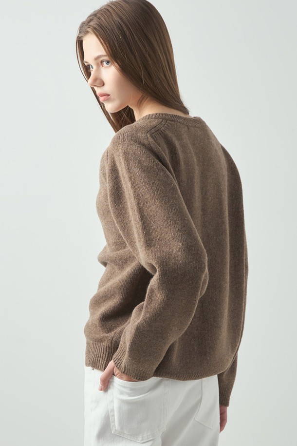**Essential Knit_Brown (에센셜 니트_브라운)**은 여성 의류로, 가을과 겨울에 어울리는 브라운 컬러의 브이넥 크롭 니트 스웨터입니다. 울과 아크릴 혼방 소재로 제작되어 부드러운 촉감을 선사하며, 두꺼운 두께감으로 따뜻하게 착용할 수 있습니다. 베이직하고 미니멀한 스타일로, 데이트룩과 같은 TPO에 잘 어울립니다. 루즈핏의 긴소매 디자인으로 편안하면서도 세련된 느낌을 연출합니다. 무지 패턴으로 다양한 하의와 매치하기 용이하며, 미니멀, 클래식 스타일을 선호하는 분들께 추천합니다.
