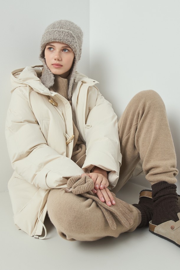 "Lu(루) 니트 조거 팬츠_카멜"은 부드러운 니트 소재로 제작되어 편안한 착용감을 선사합니다. 가을, 겨울 시즌에 어울리는 두꺼운 두께감으로 따뜻하게 입을 수 있으며, 릴랙스 핏과 조거 스타일로 캐주얼하고 베이직한 분위기를 연출합니다. 허리 밴딩 디테일로 활동성을 더했으며, 집콕룩이나 산책룩 등 다양한 TPO에 활용 가능합니다. 미니멀한 스타일을 즐기는 여성분들께 추천하는 아이템입니다. 무지 패턴의 카멜 컬러로 어떤 상의와도 쉽게 매치할 수 있습니다.
