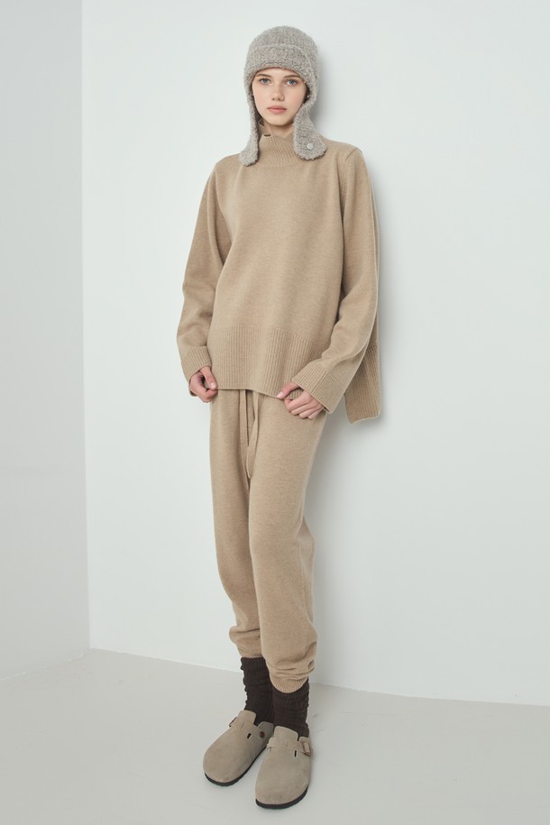 **Lu 터틀넥 니트_카멜**은 부드러운 울 소재로 제작되어 포근한 착용감을 선사하는 여성용 터틀넥 니트입니다. 가을과 겨울에 어울리는 두꺼운 두께감과 높은 보온성으로 추운 날씨에도 따뜻하게 입을 수 있습니다. 베이직하고 미니멀한 디자인으로, 출근룩과 모임룩 등 다양한 TPO에 활용 가능하며, 클래식, 미니멀, 캐주얼 스타일 모두 소화 가능한 아이템입니다. 루즈핏으로 편안함을 더하고, 카멜 컬러가 세련된 분위기를 연출합니다. 긴 소매 기장으로 따뜻함과 스타일을 동시에 잡았습니다.
