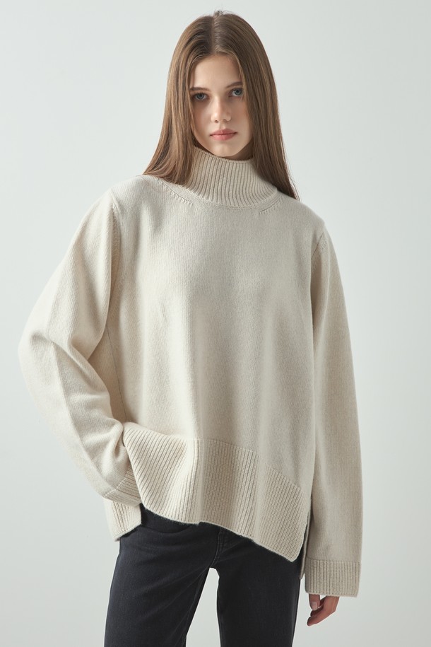 "Lu 터틀넥 니트_오트"는 여성스러운 무드를 연출하는 터틀넥 니트입니다. 부드러운 울 소재로 제작되어 가을과 겨울, 따뜻하고 포근하게 착용할 수 있습니다. 아이보리와 오트밀 컬러로 출시되어, 베이직하고 미니멀한 스타일을 연출하기 좋습니다. 레귤러 핏에 긴 소매 기장으로, 출근룩, 모임룩 등 다양한 TPO에 활용 가능합니다. 골지 디테일이 더해져 클래식하고 캐주얼한 스타일을 완성합니다.
