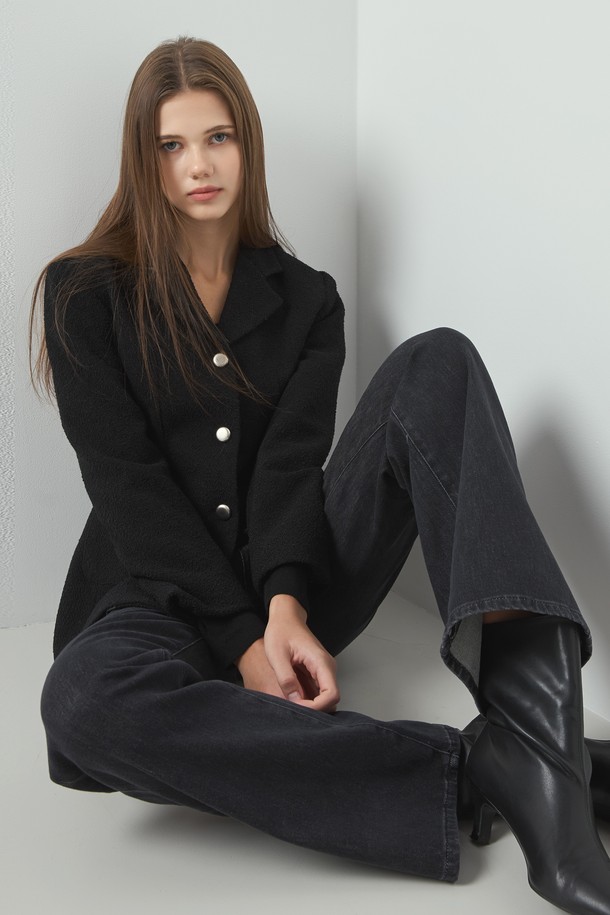 Poin 트위드 재킷_블랙은 여성스러운 무드를 연출하는 클래식하고 엘레강스한 스타일의 트위드 재킷입니다. 울 소재로 제작되어 두꺼운 두께감을 자랑하며, 뻣뻣한 촉감이 특징입니다. 레귤러 핏에 싱글 버튼 여밈 방식으로 간결함을 더했으며, 봄, 가을 시즌에 착용하기 좋습니다. 긴 소매 기장과 포켓 디테일이 돋보이는 테일러드 코트 타입으로 오피스룩, 모임룩, 하객룩 등 다양한 TPO에 활용할 수 있습니다. 미니멀하면서도 시크한 스타일을 연출하고 싶을 때 적합한 아이템입니다.
