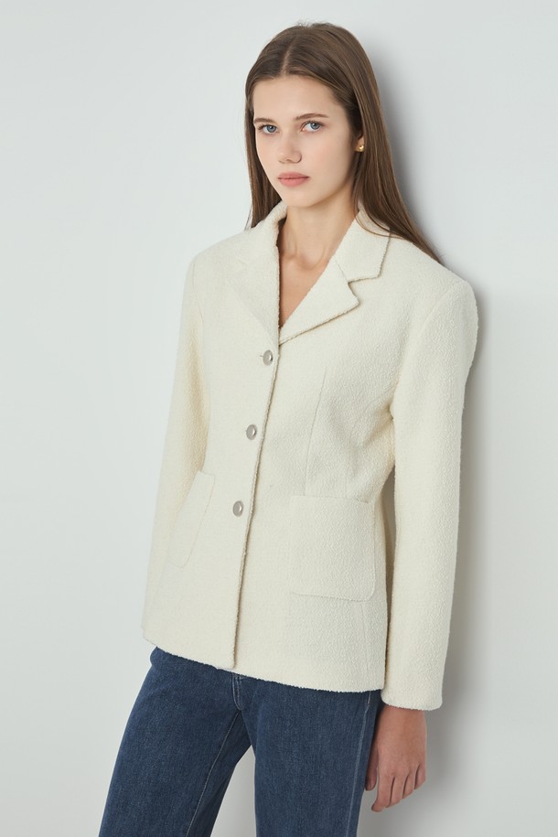 포인 트위드 재킷_아이보리, 여성스러운 매력을 더하는 클래식하고 미니멀한 디자인의 자켓입니다. 부드러운 촉감의 트위드 소재로 제작되어 봄, 가을 시즌에 적합하며, 중간 두께감으로 간절기에도 따뜻하게 착용할 수 있습니다. 크롭 기장에 레귤러핏으로 제작되어 다리가 길어 보이는 효과를 주며, 테일러드 코트 타입에 버튼 여밈 방식과 포켓 디테일이 더해져 실용성을 높였습니다. 오피스룩, 모임룩, 데이트룩 등 다양한 TPO에 시크하게 연출할 수 있습니다.
