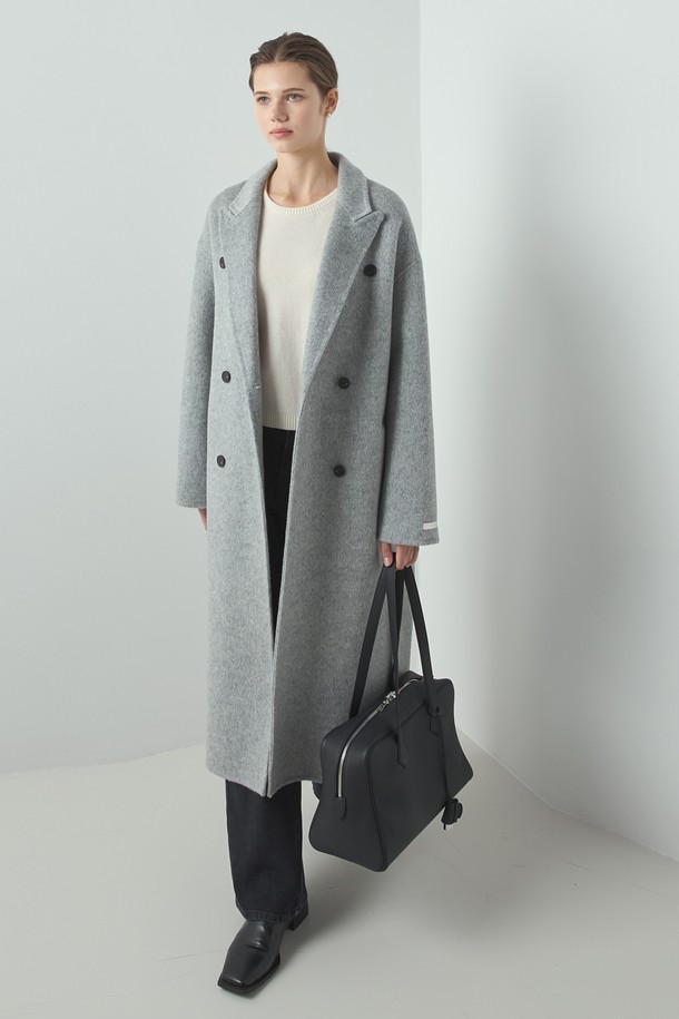 세련된 무드를 연출하는 투웨이 핸드메이드 코트_그레이입니다. 부드러운 촉감의 울 소재와 두꺼운 두께감으로 가을, 겨울 시즌 따뜻하게 착용할 수 있습니다. 미니멀하고 베이직한 디자인에 오버핏으로 제작되어 편안하면서도 시크한 스타일을 완성합니다. 더블 버튼 여밈 방식과 롱 기장, 긴 소매, 카라 디테일이 돋보이며, 출근룩, 오피스룩, 모임룩 등 다양한 TPO에 활용 가능합니다.
