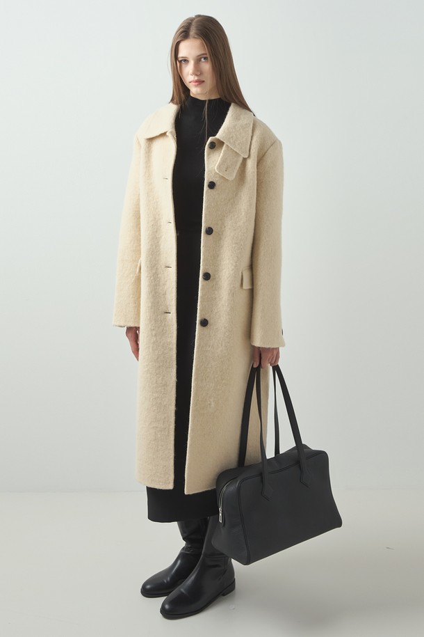 알파카 싱글 핸드메이드 코트_버터 베이지는 부드러운 촉감의 울 소재로 제작되어 가을과 겨울, 당신의 일상에 따뜻함을 더해줄 코트입니다. 하이넥 디자인과 롱 기장, 오버핏으로 미니멀하고 클래식한 무드를 연출하며, 싱글 버튼 여밈 방식으로 간결함을 더했습니다. 베이직한 버터 베이지 컬러는 어떤 룩에도 자연스럽게 어울리며, 포켓 디테일이 실용성을 높여줍니다. 오피스룩, 출근룩, 모임룩 등 다양한 TPO에 활용 가능하며, 클래식, 미니멀, 시크한 스타일을 완성할 수 있습니다.
