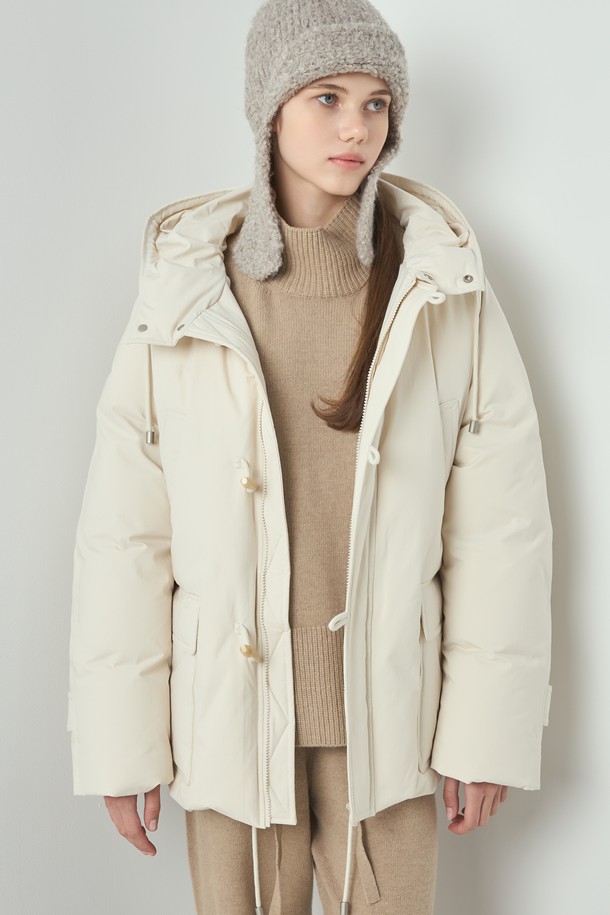 아이보리 컬러의 Goose 더블 패딩입니다. 캐주얼, 미니멀, 클래식 스타일을 아우르는 디자인으로, 겨울철 일상에서 따뜻하게 착용할 수 있습니다. 700FP 구스다운 충전재와 두꺼운 두께감으로 보온성을 높였으며, 부드러운 촉감이 특징입니다. 래글런 슬리브와 허리 스트링 조절, 토글 여밈 방식이 적용되어 편안한 착용감을 제공합니다. 레귤러핏의 긴소매 디자인으로 다양한 스타일 연출이 가능합니다.
